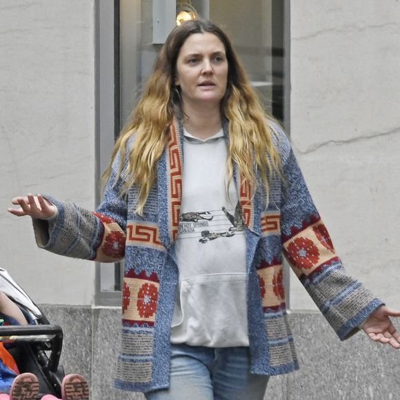Exclusif - Drew Barrymore se promène avec ses enfants Olive et Frankie à New York le 7 mai 2016.