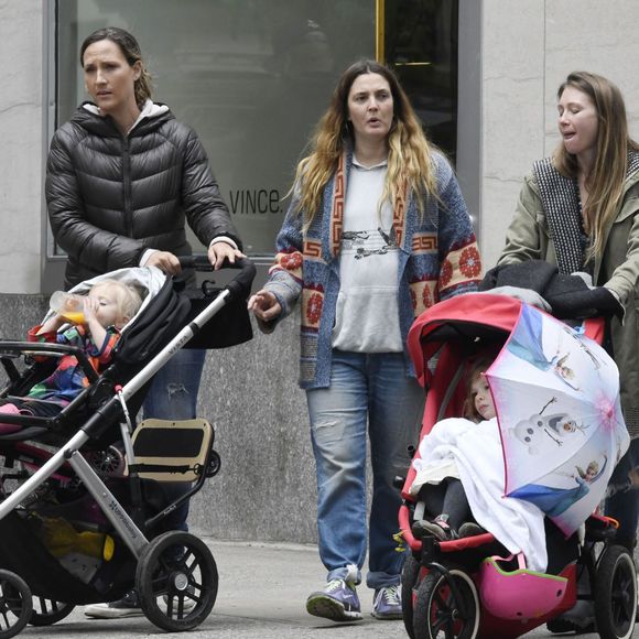 Exclusif - Drew Barrymore se promène avec ses enfants Olive et Frankie à New York le 7 mai 2016.