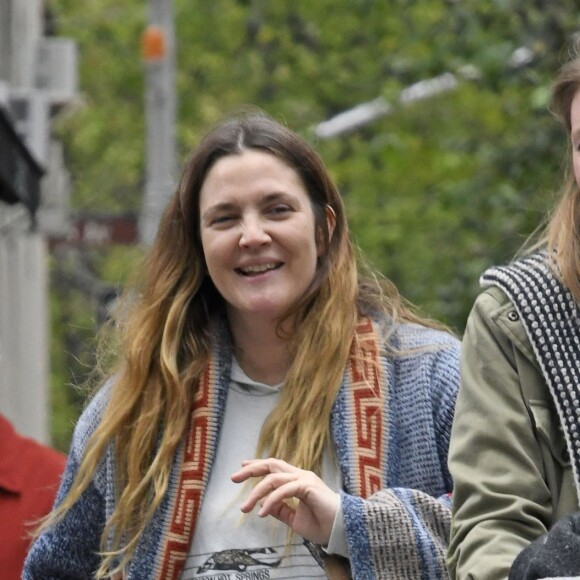 Exclusif - Drew Barrymore se promène avec ses enfants Olive et Frankie à New York le 7 mai 2016.