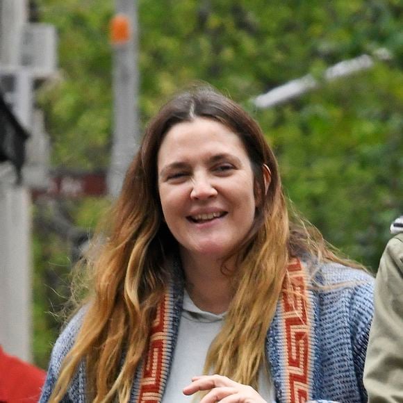 Exclusif - Drew Barrymore se promène avec ses enfants Olive et Frankie à New York le 7 mai 2016.