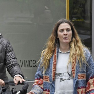 Exclusif - Drew Barrymore se promène avec ses enfants Olive et Frankie à New York le 7 mai 2016.