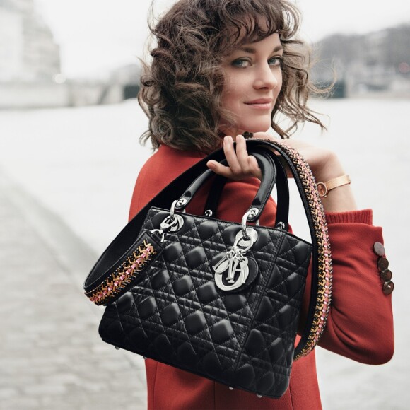 Marion Cotillard apparaît sur une nouvelle campagne Lady Dior de Christian Dior.