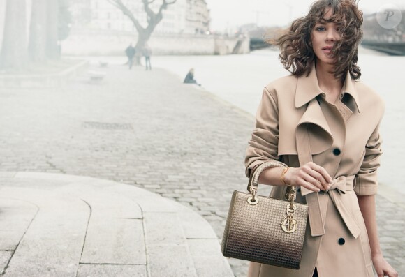 Marion Cotillard apparaît sur la nouvelle campagne Lady Dior de Christian Dior.