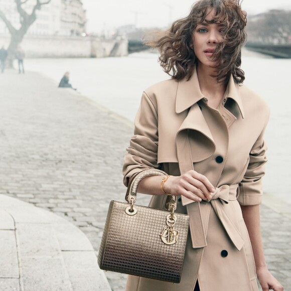 Marion Cotillard apparaît sur la nouvelle campagne Lady Dior de Christian Dior.