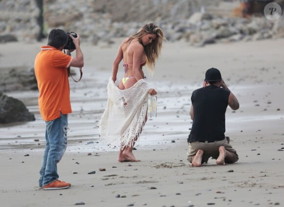 Le mannequin Chantel Zales surprise en pleine séance photo pour 138 water sur une plage à Malibu, le 4 mai 2016.