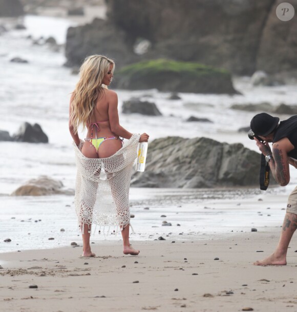 Le mannequin Chantel Zales surprise en pleine séance photo pour 138 water sur une plage à Malibu, le 4 mai 2016.