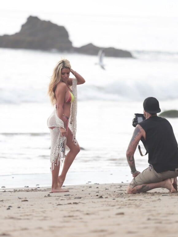 Le mannequin Chantel Zales surprise en pleine séance photo pour 138 water sur une plage à Malibu, le 4 mai 2016.