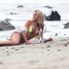 Le mannequin Chantel Zales surprise en pleine séance photo pour 138 water sur une plage à Malibu, le 4 mai 2016.