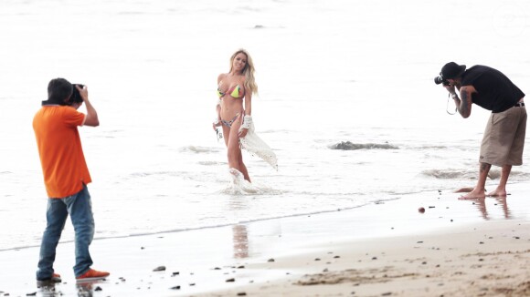 Le mannequin Chantel Zales surprise en pleine séance photo pour 138 water sur une plage à Malibu, le 4 mai 2016.