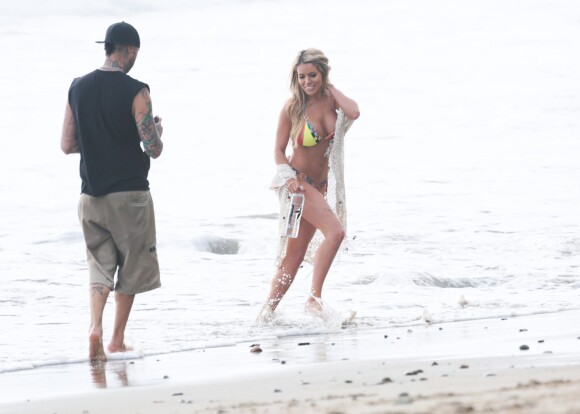 Le mannequin Chantel Zales surprise en plein shooting pour 138 water sur une plage à Malibu, le 4 mai 2016.