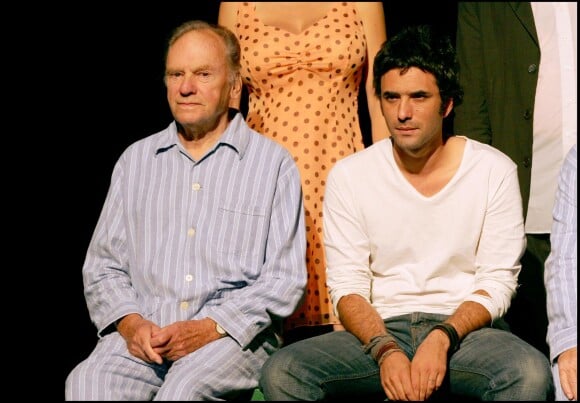 Jean-Louis Trintignant et Samuel Benchetrit au théâtre le 24 août 2005 à Paris.