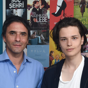 Samuel Benchetrit et son fils Jules Benchetrit (fils de Marie Trintignant) posant lors du 68ème Festival International du Film de Cannes le 18 mai 2015.