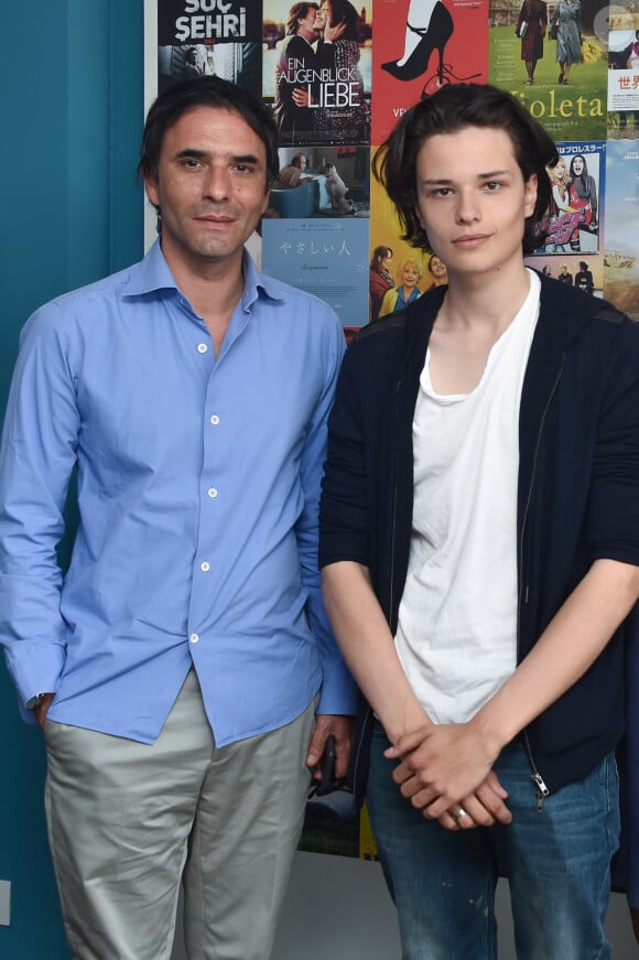 Samuel Benchetrit et son fils Jules Benchetrit (fils de Marie Trintignant) posant lors du 68ème Festival International du Film de Cannes le 18 mai 2015.
