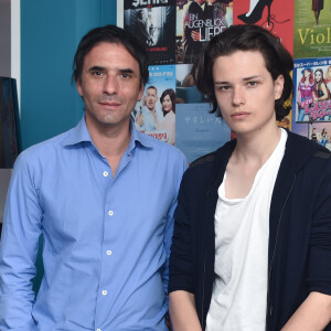 Samuel Benchetrit et son fils Jules Benchetrit (fils de Marie Trintignant) posant lors du 68ème Festival International du Film de Cannes le 18 mai 2015.