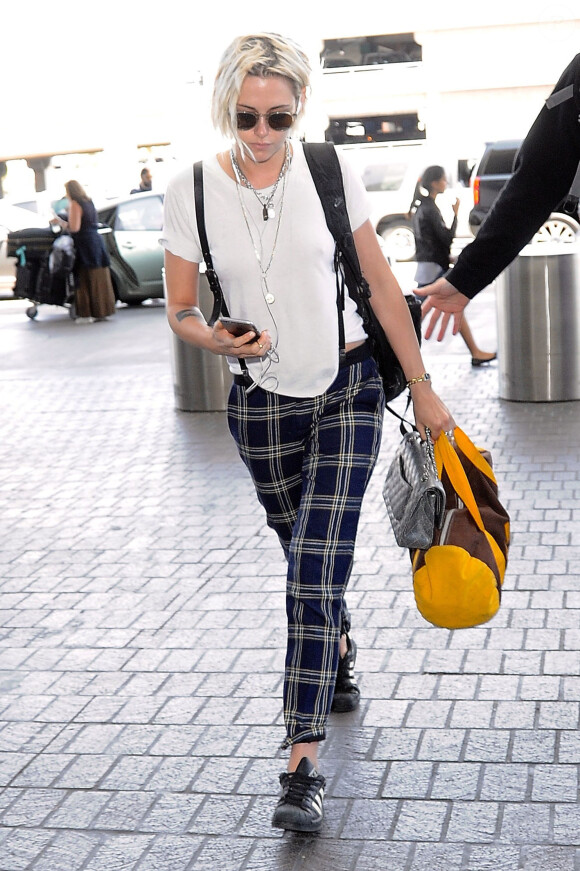 Kristen Stewart arrive à l'aéroport de LAX à Los Angeles pour prendre l’avion, le 8 mai 2016