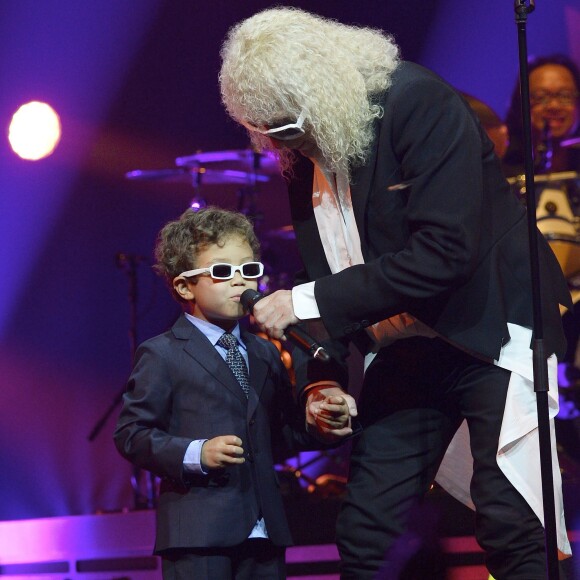 Michel Polnareff et son fils Louka sur scène - Jour 4 - Concert de Michel Polnareff à l'AccorHotels Arena de Paris le 11 mai 2016. © Coadic Guirec