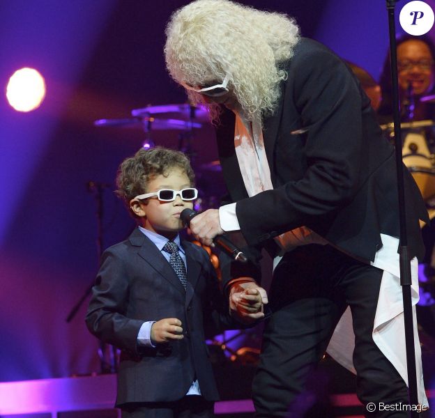 Michel Polnareff et son fils Louka sur scène - Jour 4 - Concert de Michel Polnareff à l'AccorHotels Arena de Paris le 11 mai 2016. © Coadic Guirec