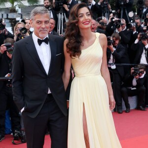 George Clooney et sa femme Amal Alamuddin (robe Atelier Versace et bijoux Cartier) - Montée des marches du film "Money Monster" lors du 69ème Festival International du Film de Cannes. Le 12 mai 2016. © Borde-Jacovides-Moreau/Bestimage