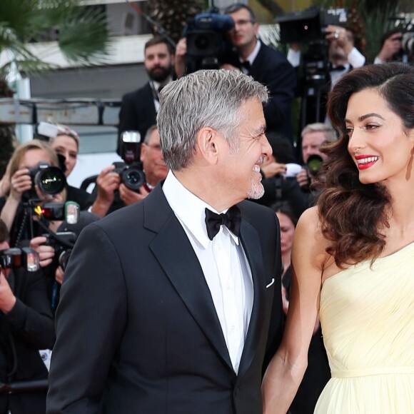 George Clooney et sa femme Amal Alamuddin (robe Atelier Versace et bijoux Cartier) - Montée des marches du film "Money Monster" lors du 69ème Festival International du Film de Cannes. Le 12 mai 2016. © Borde-Jacovides-Moreau/Bestimage