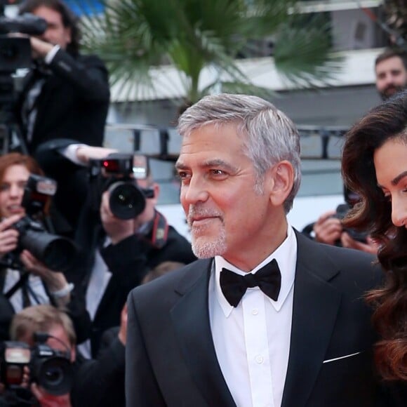 George Clooney et sa femme Amal Alamuddin (robe Atelier Versace et bijoux Cartier) - Montée des marches du film "Money Monster" lors du 69ème Festival International du Film de Cannes. Le 12 mai 2016. © Borde-Jacovides-Moreau/Bestimage