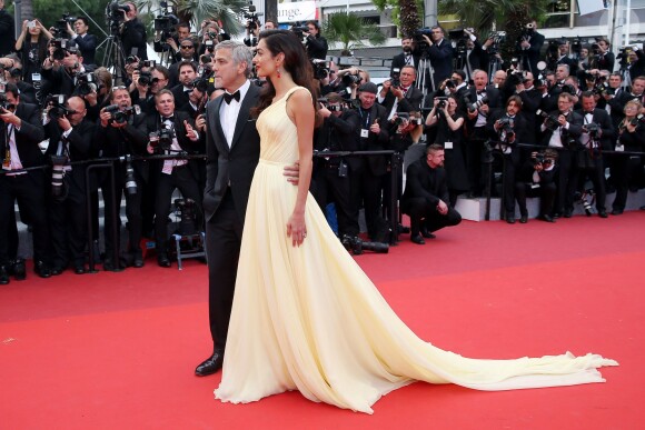 George Clooney et sa femme Amal Alamuddin (robe Atelier Versace et bijoux Cartier) - Montée des marches du film "Money Monster" lors du 69ème Festival International du Film de Cannes. Le 12 mai 2016. © Borde-Jacovides-Moreau/Bestimage