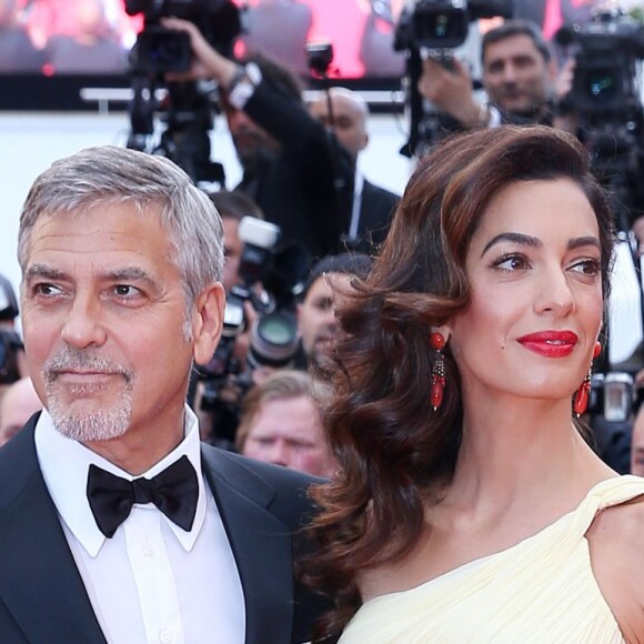 George Clooney et sa femme Amal Alamuddin (robe Atelier Versace et bijoux Cartier) - Montée des marches du film "Money Monster" lors du 69ème Festival International du Film de Cannes. Le 12 mai 2016. © Borde-Jacovides-Moreau/Bestimage