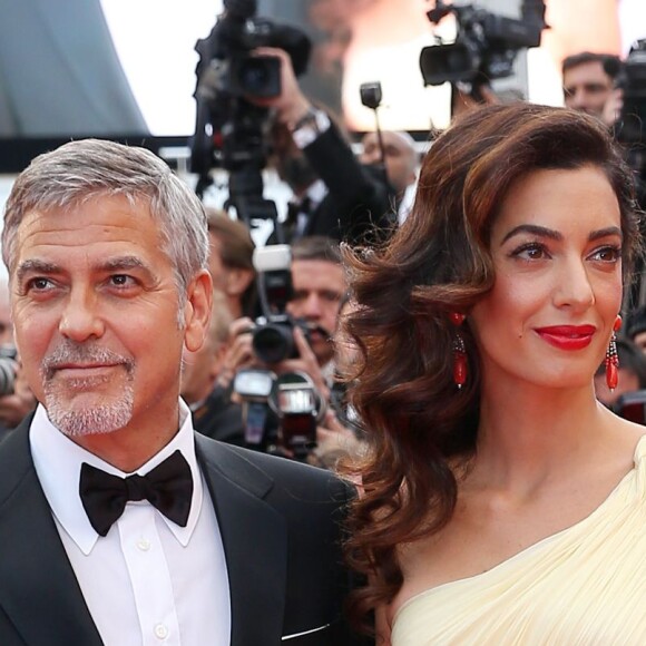 George Clooney et sa femme Amal Alamuddin (robe Atelier Versace et bijoux Cartier) - Montée des marches du film "Money Monster" lors du 69ème Festival International du Film de Cannes. Le 12 mai 2016. © Borde-Jacovides-Moreau/Bestimage