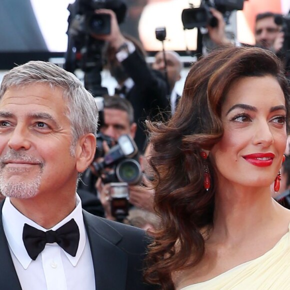 George Clooney et sa femme Amal Alamuddin (robe Atelier Versace et bijoux Cartier) - Montée des marches du film "Money Monster" lors du 69ème Festival International du Film de Cannes. Le 12 mai 2016. © Borde-Jacovides-Moreau/Bestimage