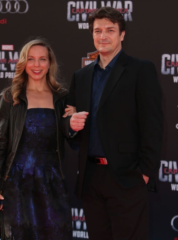 Nathan Fillion et sa femme à la première mondiale de "Captain America : Civil War" au Théâtre Dolby de Los Angeles le 12 avril 2016.