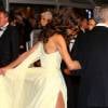 Amal Clooney a du mal parfois avec sa robe Atelier Versace lors du Festival de Cannes pour la montée des marches du film Money Monster le 12 mai 2016