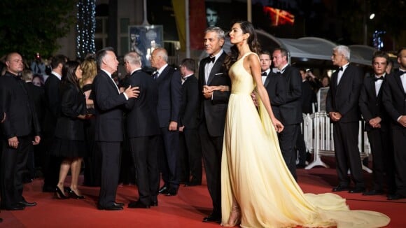 Amal Clooney en montre trop sans le vouloir à Cannes, et elle n'est pas la seule