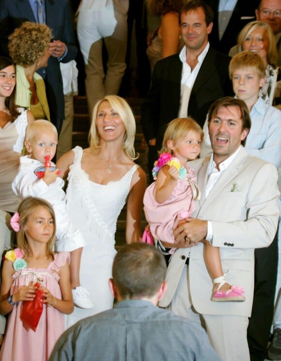 "MARIE SARA BOURSEILLER" "CHRISTOPHE LAMBERT LEURS ENFANTS LALOO ET REBECCA (4 ANS) ET "SARA LUNA" (FILLE DE MARIE SARA ET HENRI L.) - MARIAGE DE "MARIE SARA BOURSEILLER" ET DE "CHRISTOPHE LAMBERT" A LA MAIRIE D' ARLES  "TORERA A CHEVAL" MASCULIN "PRESIDENT DE PUBLICIS" ENFANT "03/07/2004 -