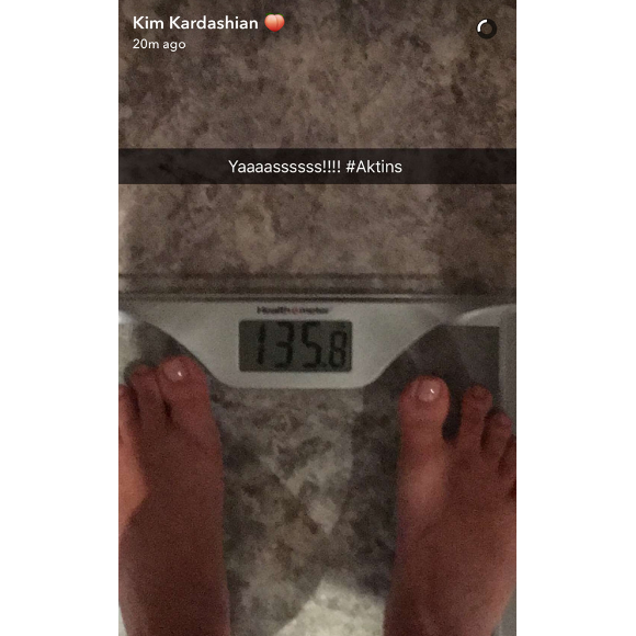 Toujours au régime, Kim Kardashian touche presque au but et se rapproche de son poids idéal. Elle pèse 63 kilos, il ne lui reste plus que deux kilos à perdre pour atteindre le poids qu'elle faisait avant sa deuxième grossesse. Photo publiée sur Snapchat, le 13 mai 2016