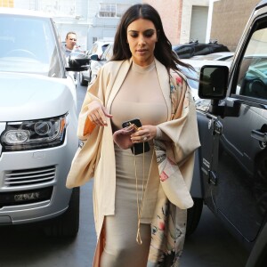 Kim Kardashian à la sortie d'un studio d'enregistrement où elle tourne l’émission 'Kocktails With Khloe' à Van Nuys, le 27 avril 2016