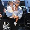 Kim Kardashian et sa fille North West - La famille Kardashian se promène dans les rues de Miami, le 24 avril 2016