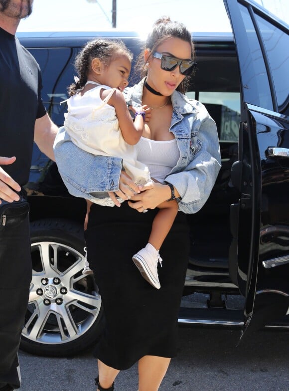 Kim Kardashian et sa fille North West - La famille Kardashian se promène dans les rues de Miami, le 24 avril 2016