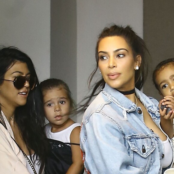 Kourtney Kardashian avec sa fille Penelope Disick et Kim Kardashian avec son mari Kanye West et leur fille North West - La famille Kardashian se promène dans les rues de Miami, le 24 avril 2016