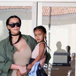 Kim Kardashian se promène avec sa fille North West dans les rues de Encino, le 21 avril 2016