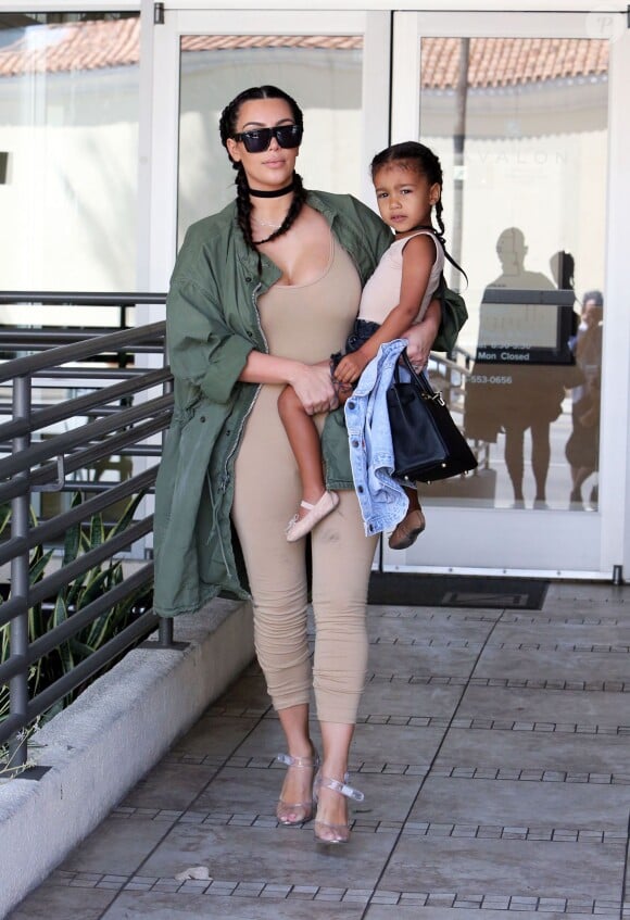 Kim Kardashian se promène avec sa fille North West dans les rues de Encino, le 21 avril 2016