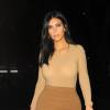 Kim Kardashian sort dans la soirée à Paris, le 27 septembre 2014. Elle quitte son hôtel Le Royal Monceau et se rend à une soirée pendant la Fashion Week à Paris.