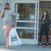 Exclusif - Angela Simmons fait du shopping avec son fiancé (dont elle garde le nom secret) à Los Angeles, le 12 mai 2016
