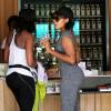 Angela Simmons achète un jus de fruits à Beverly Hills, le 14 avril 2015.  Angela Simmons stops by a juicery in Beverly Hills, California to purchase some fresh juice with a friend on April 14, 2015.14/04/2015 - Beverly Hills