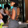 Angela Simmons achète un jus de fruits à Beverly Hills, le 14 avril 2015.  Angela Simmons stops by a juicery in Beverly Hills, California to purchase some fresh juice with a friend on April 14, 2015.14/04/2015 - Beverly Hills