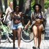 Angela Simmons se prélasse avec une amie sur une plage à Miami, le 25 mars 2015  Socialite Angela Simmons shows off her bikini body as she enjoys a dip in the ocean on March 25, 2015 in Miami25/03/2015 - Miami