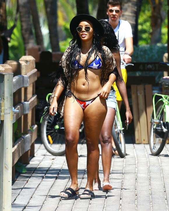 Angela Simmons se prélasse avec une amie sur une plage à Miami, le 25 mars 2015  Socialite Angela Simmons shows off her bikini body as she enjoys a dip in the ocean on March 25, 2015 in Miami25/03/2015 - Miami