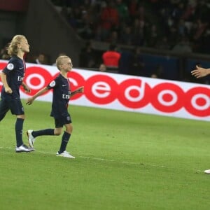 Zlatan Ibrahimovic a quitté le terrain peu avant la fin du match PSG - Nantes le 14 mai 2016 au Parc des Princes en compagnie de ses fils Maximilian (9 ans, cheveux longs, portant le maillot floqué "Legend") et Vincent (8 ans, portant le maillot floqué "King"), faisant ses adieux au Parc des Princes et à la Ligue 1.