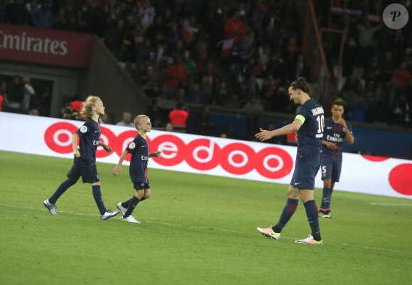 Zlatan Ibrahimovic a quitté le terrain peu avant la fin du match PSG - Nantes le 14 mai 2016 au Parc des Princes en compagnie de ses fils Maximilian (9 ans, cheveux longs, portant le maillot floqué "Legend") et Vincent (8 ans, portant le maillot floqué "King"), faisant ses adieux au Parc des Princes et à la Ligue 1.