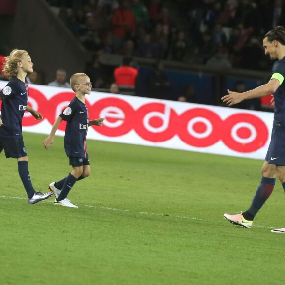 Zlatan Ibrahimovic a quitté le terrain peu avant la fin du match PSG - Nantes le 14 mai 2016 au Parc des Princes en compagnie de ses fils Maximilian (9 ans, cheveux longs, portant le maillot floqué "Legend") et Vincent (8 ans, portant le maillot floqué "King"), faisant ses adieux au Parc des Princes et à la Ligue 1.