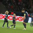  Zlatan Ibrahimovic a quitté le terrain peu avant la fin du match PSG - Nantes le 14 mai 2016 au Parc des Princes en compagnie de ses fils Maximilian (9 ans, cheveux longs, portant le maillot floqué "Legend") et Vincent (8 ans, portant le maillot floqué "King"), faisant ses adieux au Parc des Princes et à la Ligue 1. 