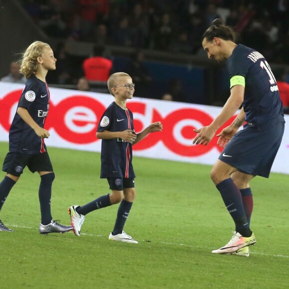 Zlatan Ibrahimovic a quitté le terrain peu avant la fin du match PSG - Nantes le 14 mai 2016 au Parc des Princes en compagnie de ses fils Maximilian (9 ans, cheveux longs, portant le maillot floqué "Legend") et Vincent (8 ans, portant le maillot floqué "King"), faisant ses adieux au Parc des Princes et à la Ligue 1.